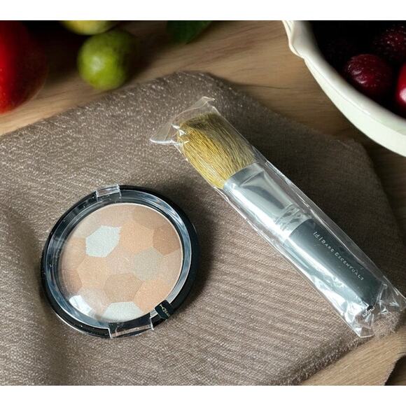 Signature Club A-AURORA BOREALIS Natural Finishing Powder .28oz Brush NEW - Picture 2 of 3